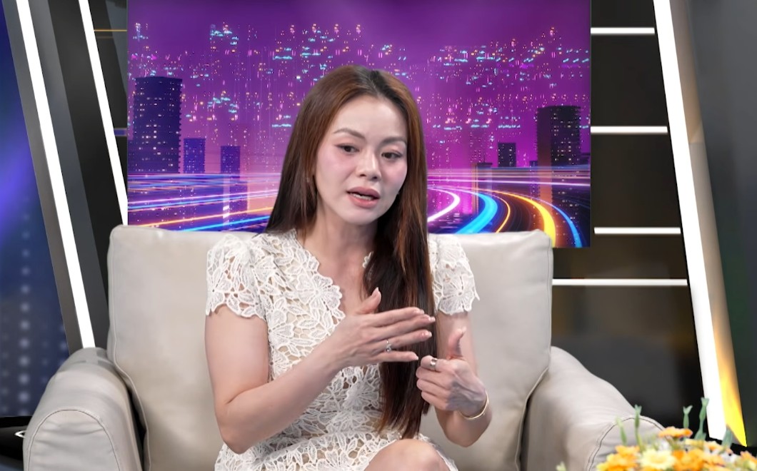 Nữ ca sĩ 40 tuổi bị hàng trăm người tấn công, gây rối- Ảnh 1. Nữ ca sĩ 40 tuổi bị hàng trăm người tấn công, gây rối- Ảnh 1.