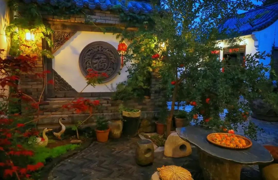 Bỏ phố về quê, người đàn ông cải tạo sân 100m² đẹp suốt 4 mùa: Không cần giàu vẫn sống an yên - Ảnh 2.