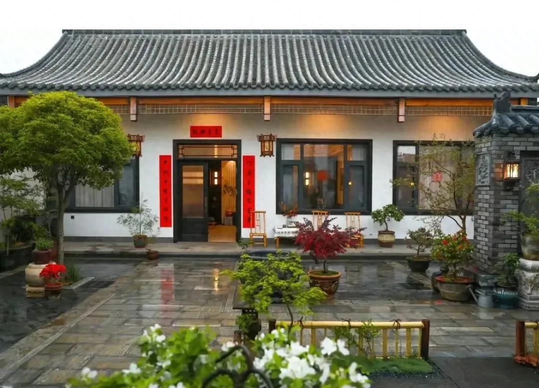 Bỏ phố về quê, người đàn ông cải tạo sân 100m² đẹp suốt 4 mùa: Không cần giàu vẫn sống an yên - Ảnh 1.