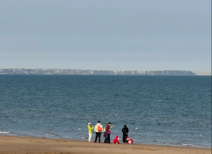 Biển bỗng xuất hiện "đoàn tàu xếp bằng gạch" lơ lửng, chủ homestay nói chưa từng thấy suốt 30 năm - Ảnh 1.