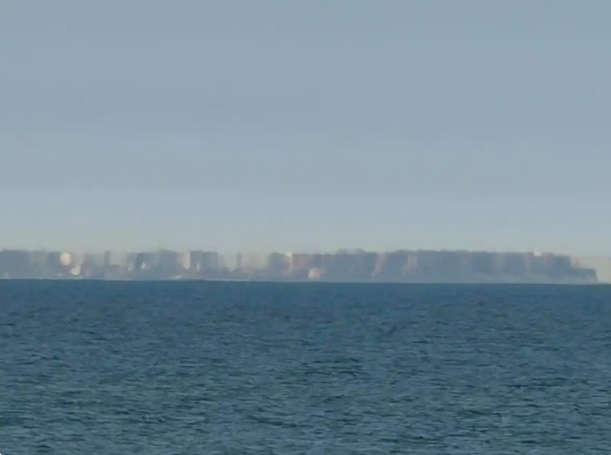 Biển bỗng xuất hiện "đoàn tàu xếp bằng gạch" lơ lửng, chủ homestay nói chưa từng thấy suốt 30 năm - Ảnh 3.