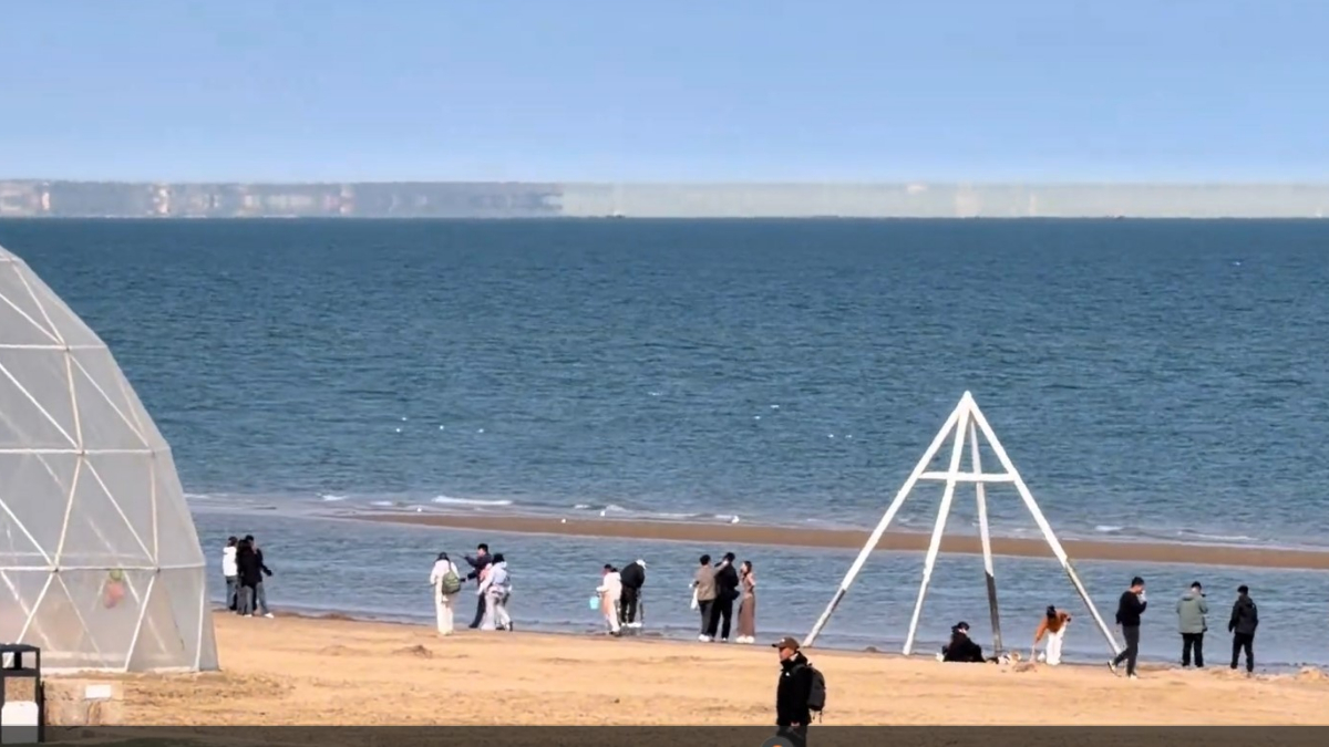 Biển bỗng xuất hiện "đoàn tàu xếp bằng gạch" lơ lửng, chủ homestay nói chưa từng thấy suốt 30 năm - Ảnh 2.