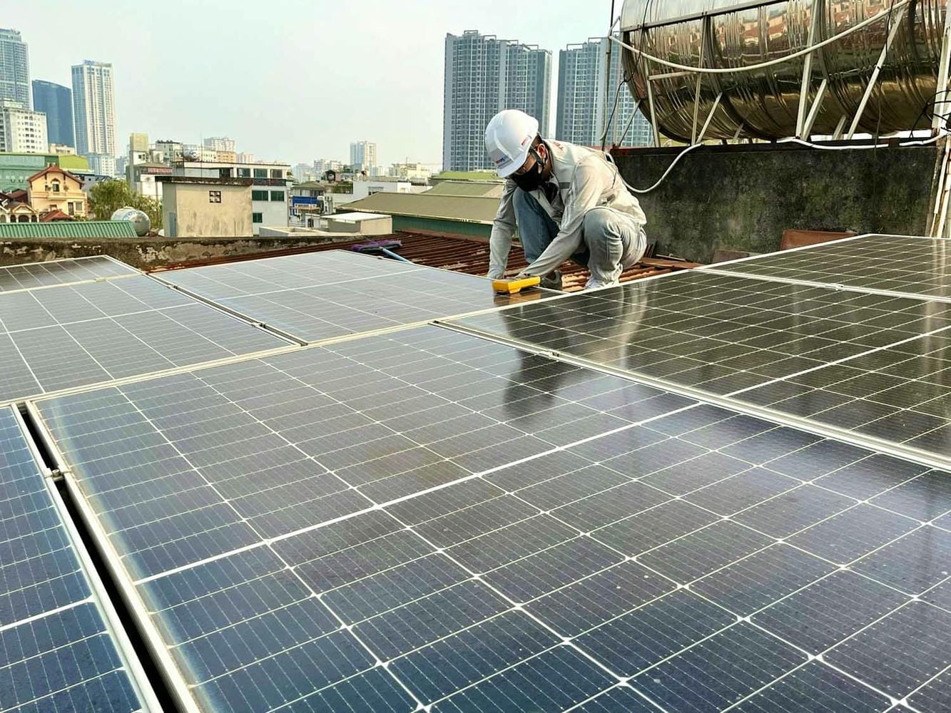 Thủ tướng yêu cầu 10 % hộ gia đình lắp điện mặt trời mái nhà mỗi năm 2026 - Ảnh 1. Thủ tướng yêu cầu 10 % hộ gia đình lắp điện mặt trời mái nhà mỗi năm 2026 - Ảnh 1.