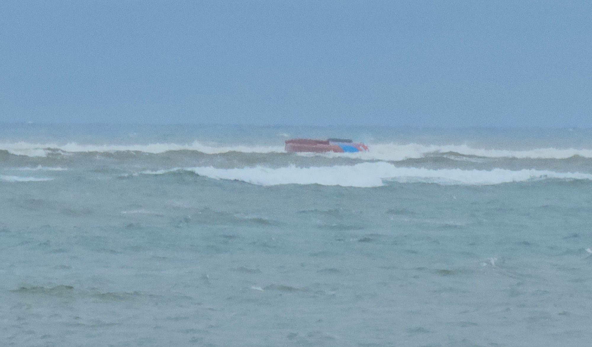 Tàu cá lật Nhật Lệ: 7 Ngư dân rơi xuống biển , 1 người tử vong đáng tiếc - Ảnh 1. Tàu cá lật Nhật Lệ: 7 Ngư dân rơi xuống biển , 1 người tử vong đáng tiếc - Ảnh 1.