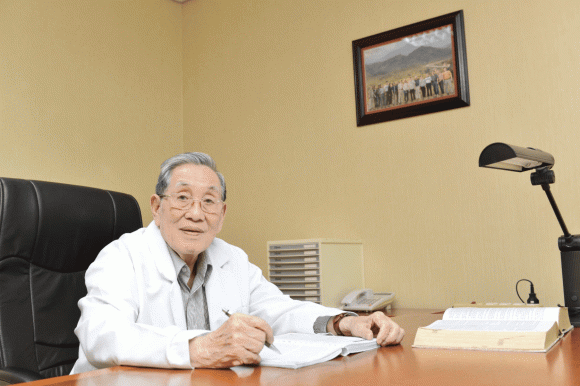 Một gia đình danh tiếng của ngành Y Việt Nam: 2 bố con đều là giám đốc bệnh viện - Ảnh 1.