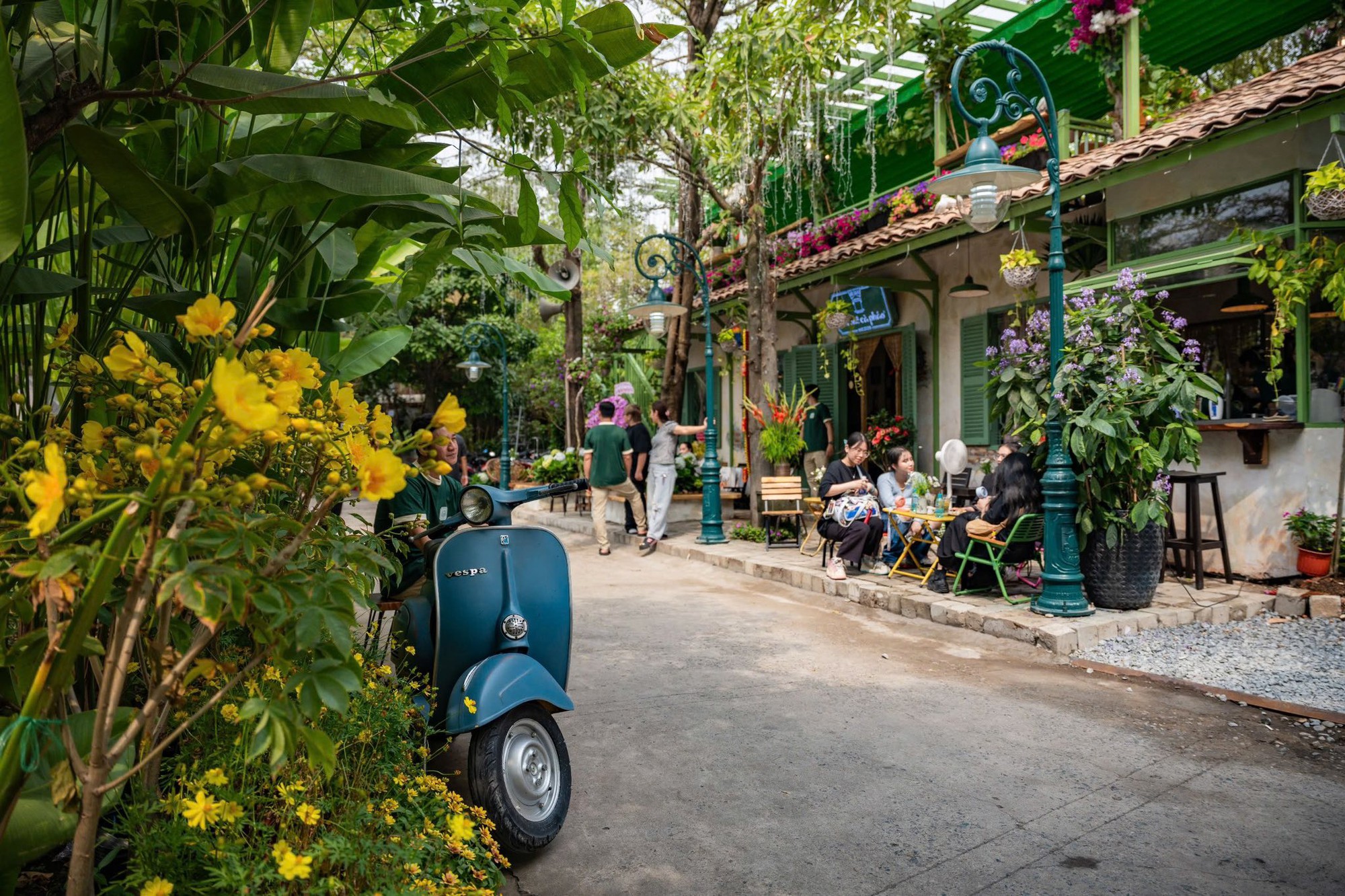 Quán cafe của Đàm Vĩnh Hưng mở cửa trở lại sau 5 ngày đóng cửa , khách đến đông đúc - Ảnh 8.