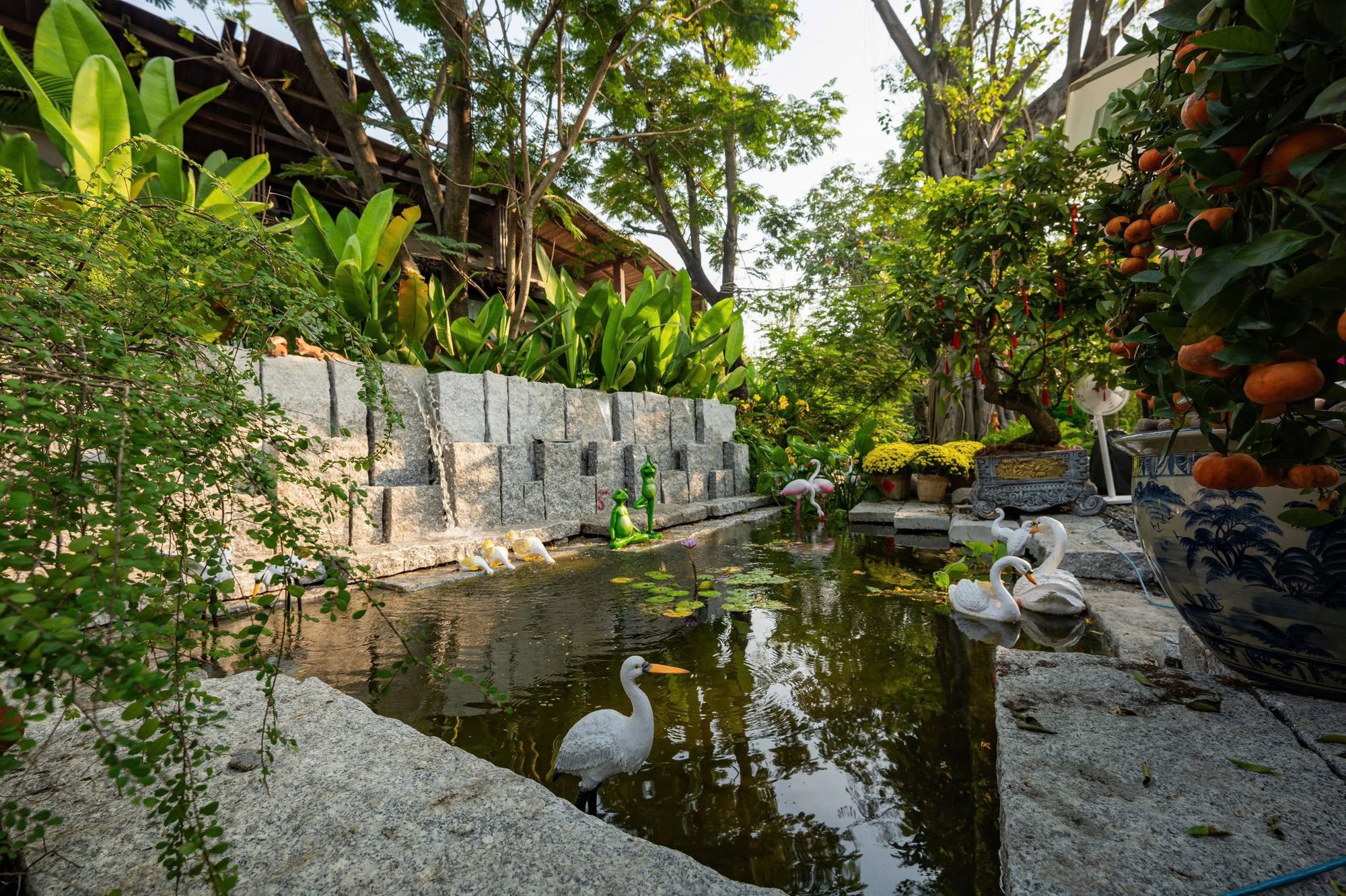 Quán cafe của Đàm Vĩnh Hưng mở cửa trở lại sau 5 ngày đóng cửa , khách đến đông đúc - Ảnh 7.