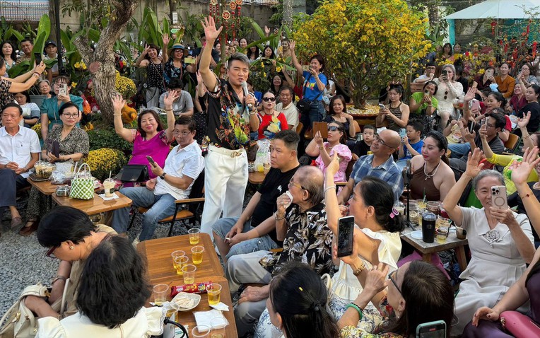 Quán cafe của Đàm Vĩnh Hưng mở cửa trở lại sau 5 ngày đóng cửa , khách đến đông đúc - Ảnh 1.