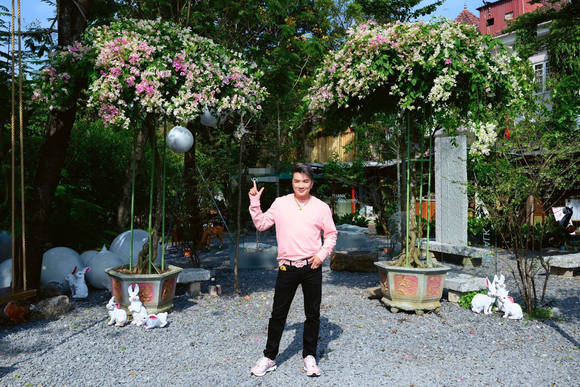 Quán cafe của Đàm Vĩnh Hưng mở cửa trở lại sau 5 ngày đóng cửa , khách đến đông đúc - Ảnh 5.