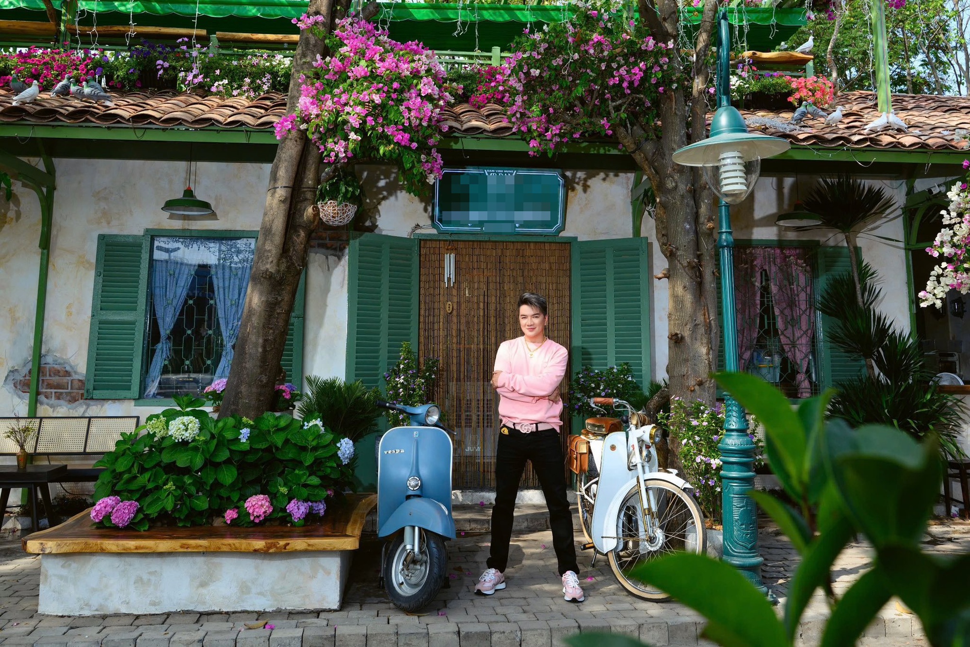 Quán cafe của Đàm Vĩnh Hưng mở cửa trở lại sau 5 ngày đóng cửa , khách đến đông đúc - Ảnh 4.