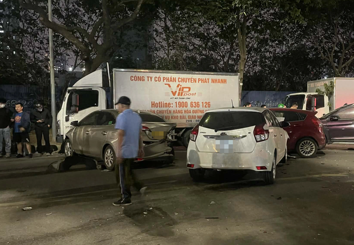 Tài xế ô tô vi phạm nồng độ cồn tông xe máy liên hoàn Tại Hà Nội - Ảnh 2.