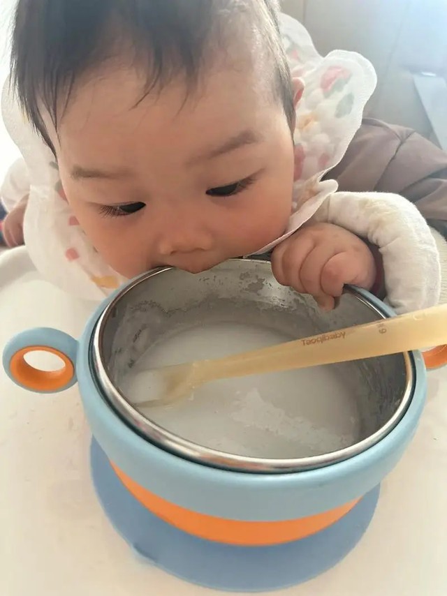 Bác sĩ nhi khoa cảnh báo 5 thực phẩm không nên cho trẻ ăn dặm năm 2026 - Ảnh 3.