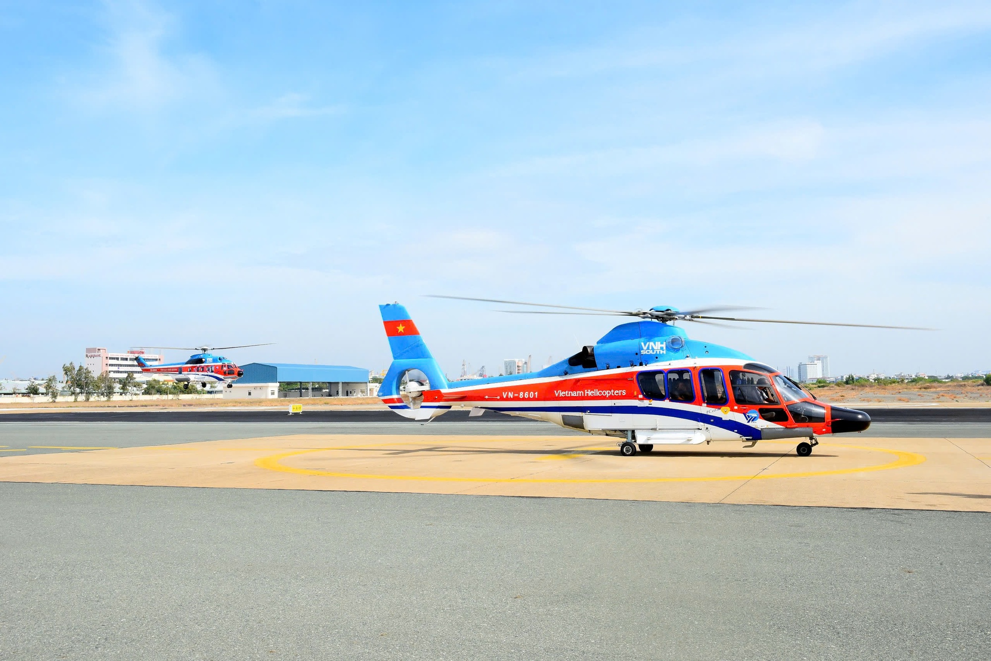 Tour trực thăng TPHCM chính thức đón khách , trải nghiệm ngắm thành phố từ trên cao - Ảnh 3.