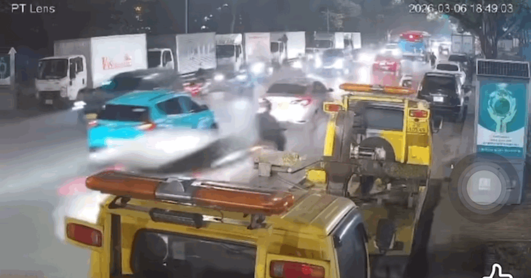 Tài xế ô tô vi phạm nồng độ cồn tông xe máy liên hoàn Tại Hà Nội - Ảnh 1.