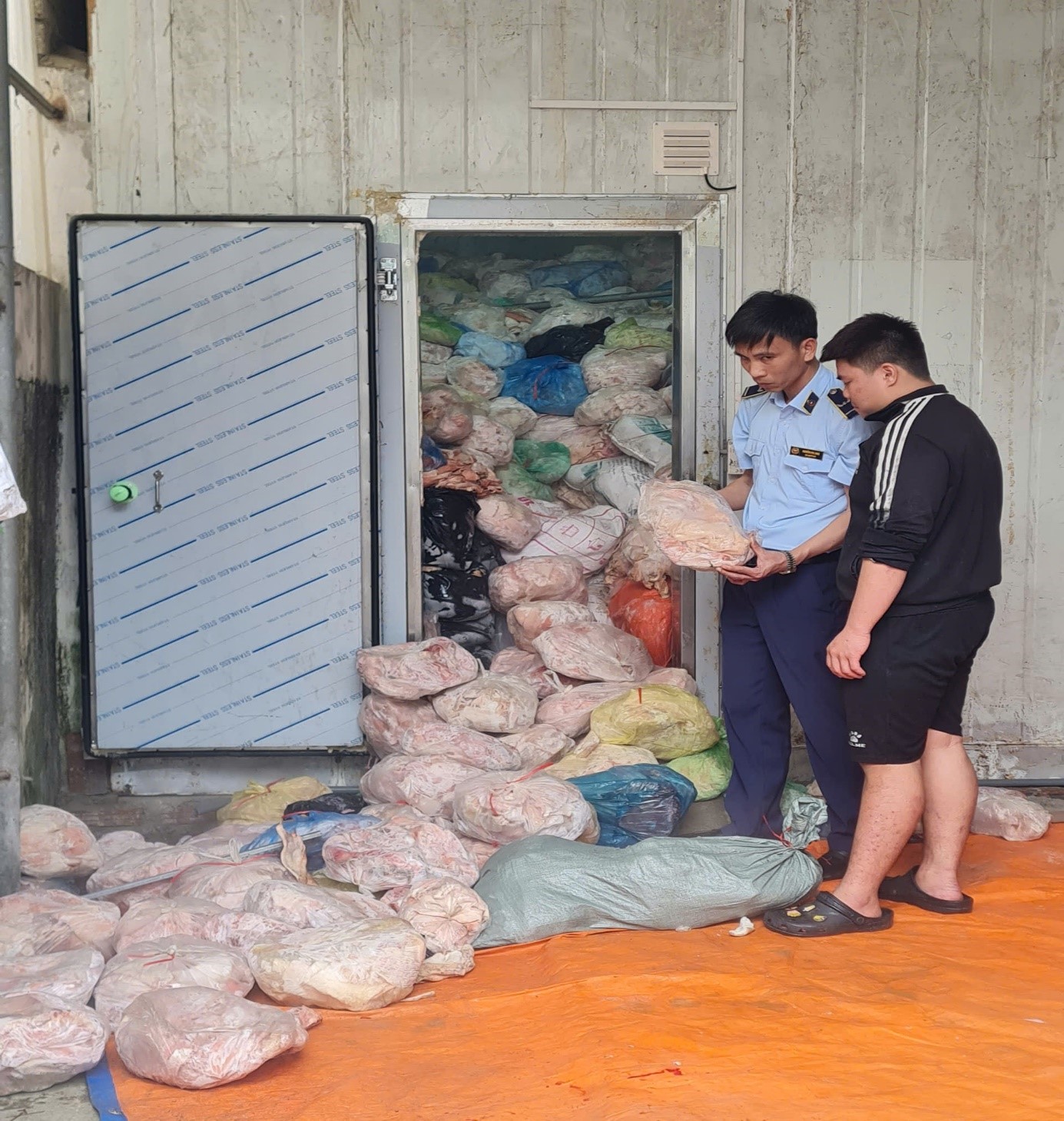 Quản lý thị trường 2026: Kiểm tra Hàng loạt điểm kinh doanh , phát hiện vi phạm nghiêm trọng - Ảnh 3.