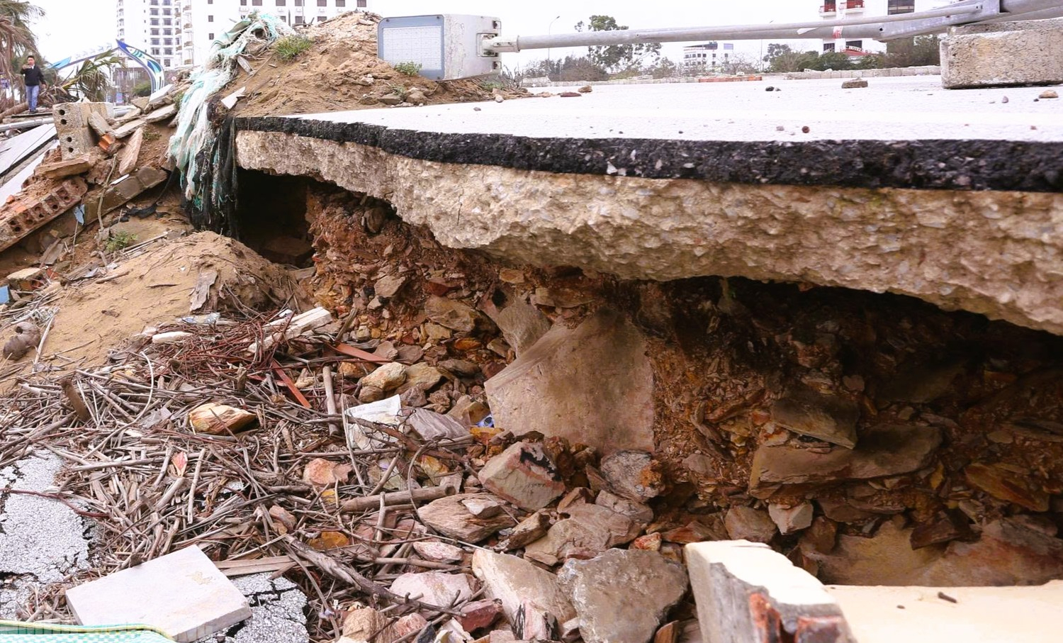 Bãi biển Hải Tiến thanh hóa ngổn ngang sau bão , nguy cơ lỡ hẹn mùa du lịch hè 2026 - Ảnh 7.