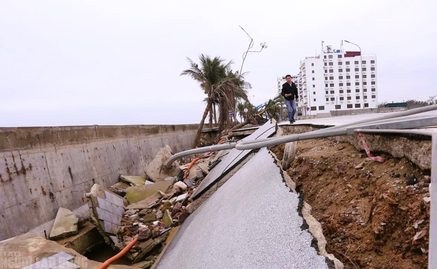 Bãi biển Hải Tiến thanh hóa ngổn ngang sau bão , nguy cơ lỡ hẹn mùa du lịch hè 2026 - Ảnh 8.