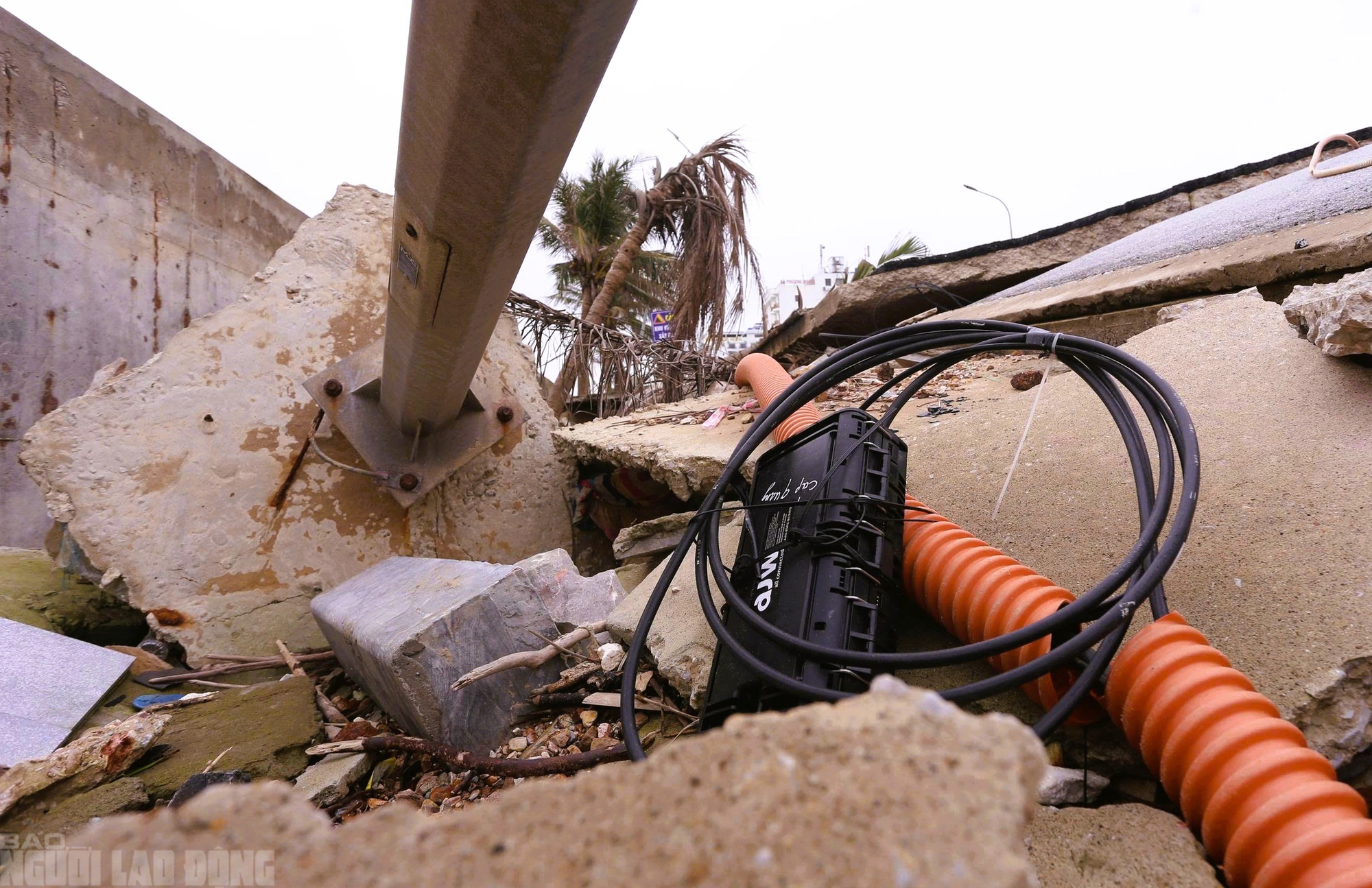 Bãi biển Hải Tiến thanh hóa ngổn ngang sau bão , nguy cơ lỡ hẹn mùa du lịch hè 2026 - Ảnh 9.