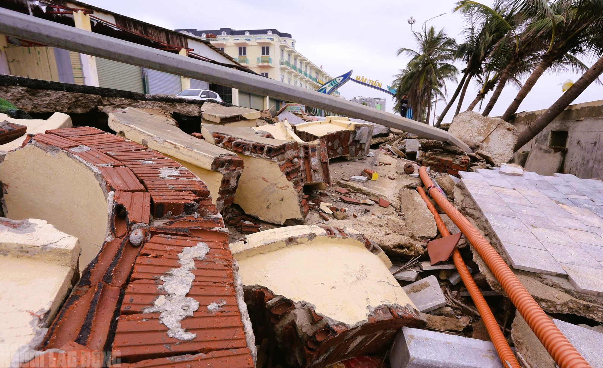 Bãi biển Hải Tiến thanh hóa ngổn ngang sau bão , nguy cơ lỡ hẹn mùa du lịch hè 2026 - Ảnh 10.