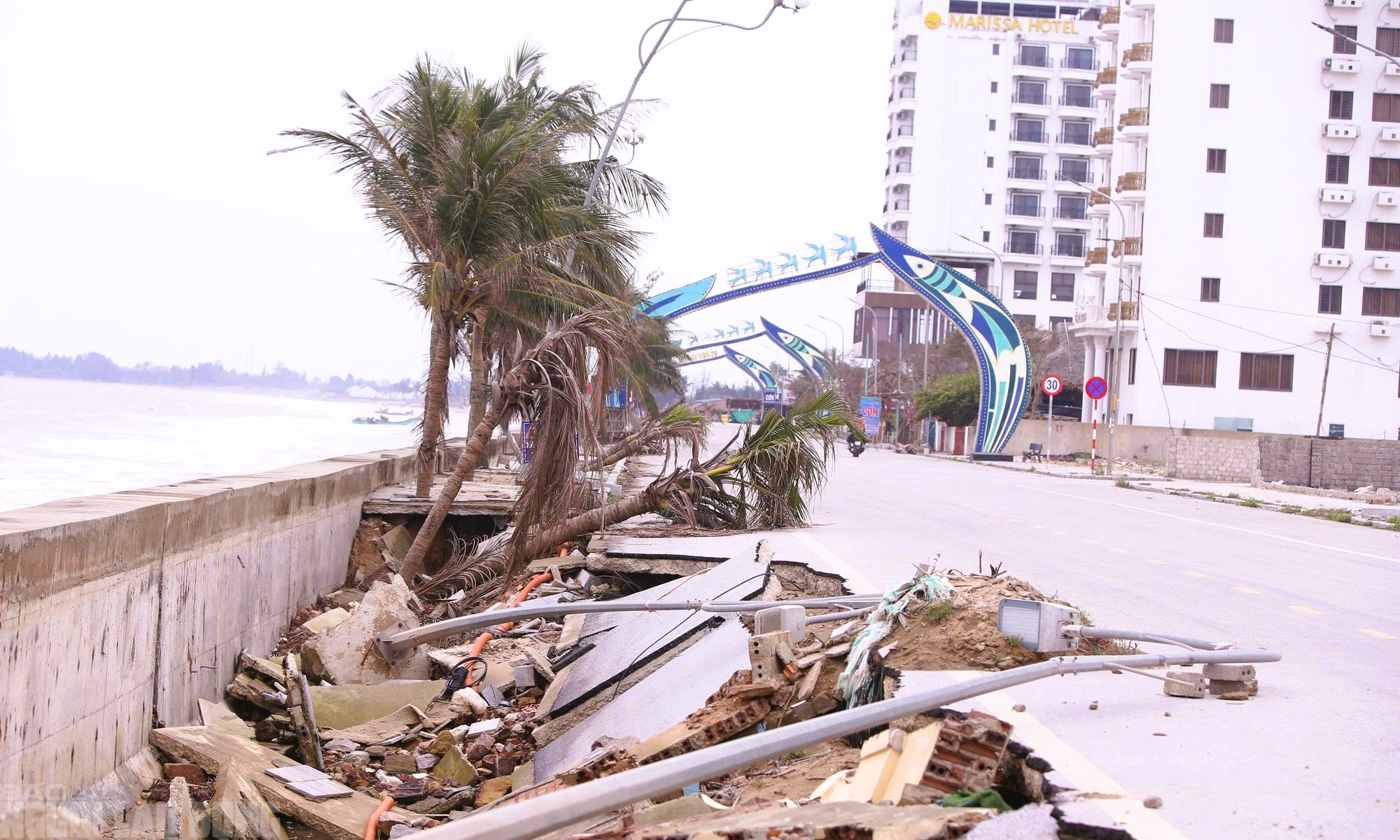 Bãi biển Hải Tiến thanh hóa ngổn ngang sau bão , nguy cơ lỡ hẹn mùa du lịch hè 2026 - Ảnh 3.
