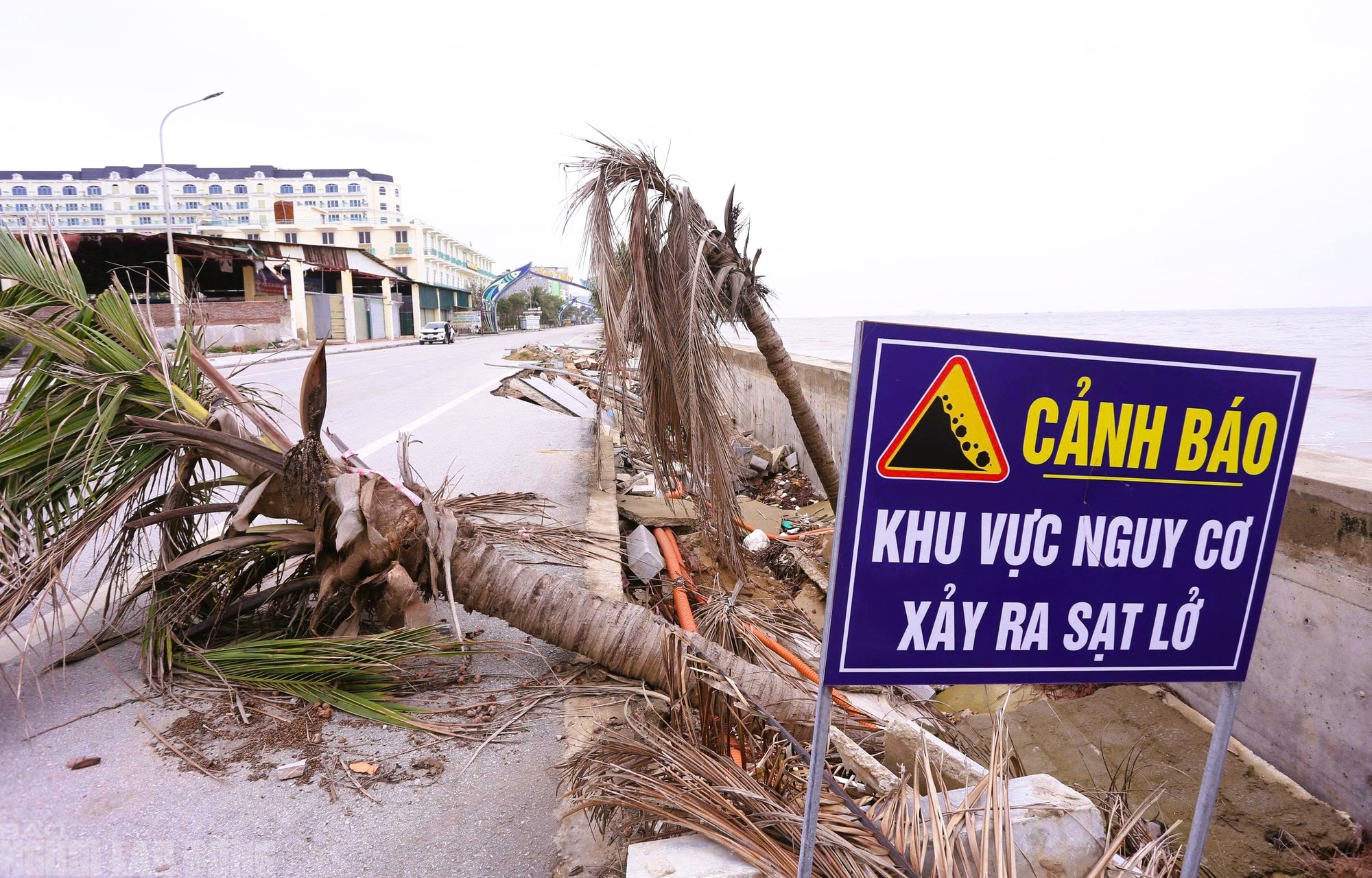 Bãi biển Hải Tiến thanh hóa ngổn ngang sau bão , nguy cơ lỡ hẹn mùa du lịch hè 2026 - Ảnh 4.