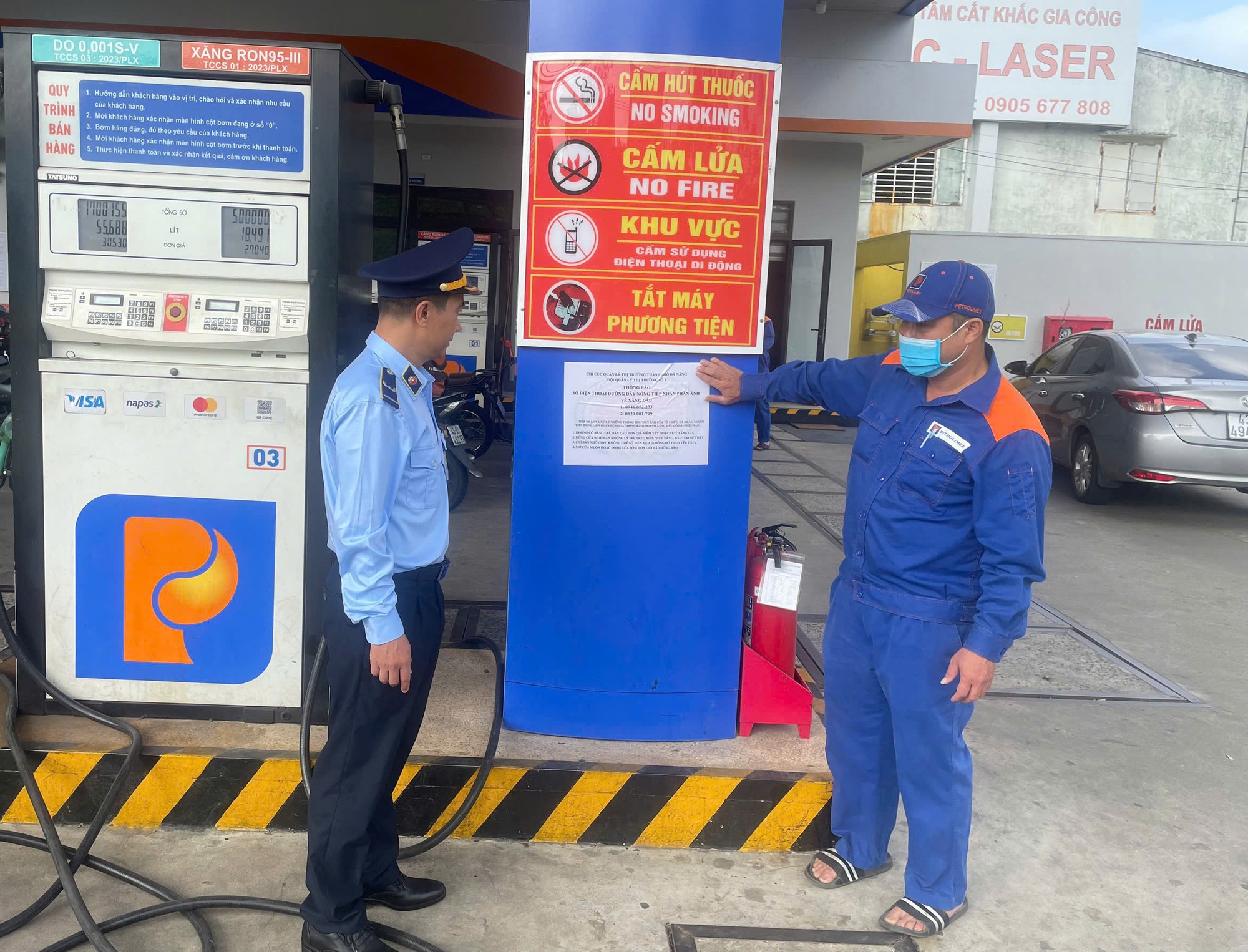 Đà Nẵng dán số điện thọai đường dây nóng xăng dầu tại toàn bộ cửa hàng - Ảnh 2.