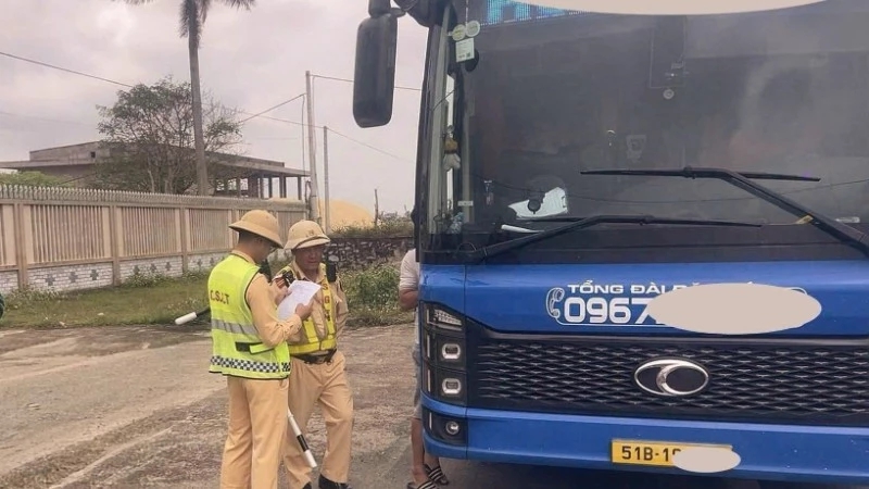 Bị người dân "tố" qua Zalo Cục trưởng CSGT: Xe khách bị phạt 150 triệu đồng - Ảnh 1. Bị người dân "tố" qua Zalo Cục trưởng CSGT: Xe khách bị phạt 150 triệu đồng - Ảnh 1.