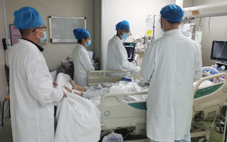 Người đàn ông sốt 40 độ C, phổi gần như 'trắng xóa", chỉ vài ngày đã suy đa tạng: Thủ phạm liên quan đến thói quen nhiều gia đình vẫn mắc - Ảnh 1.