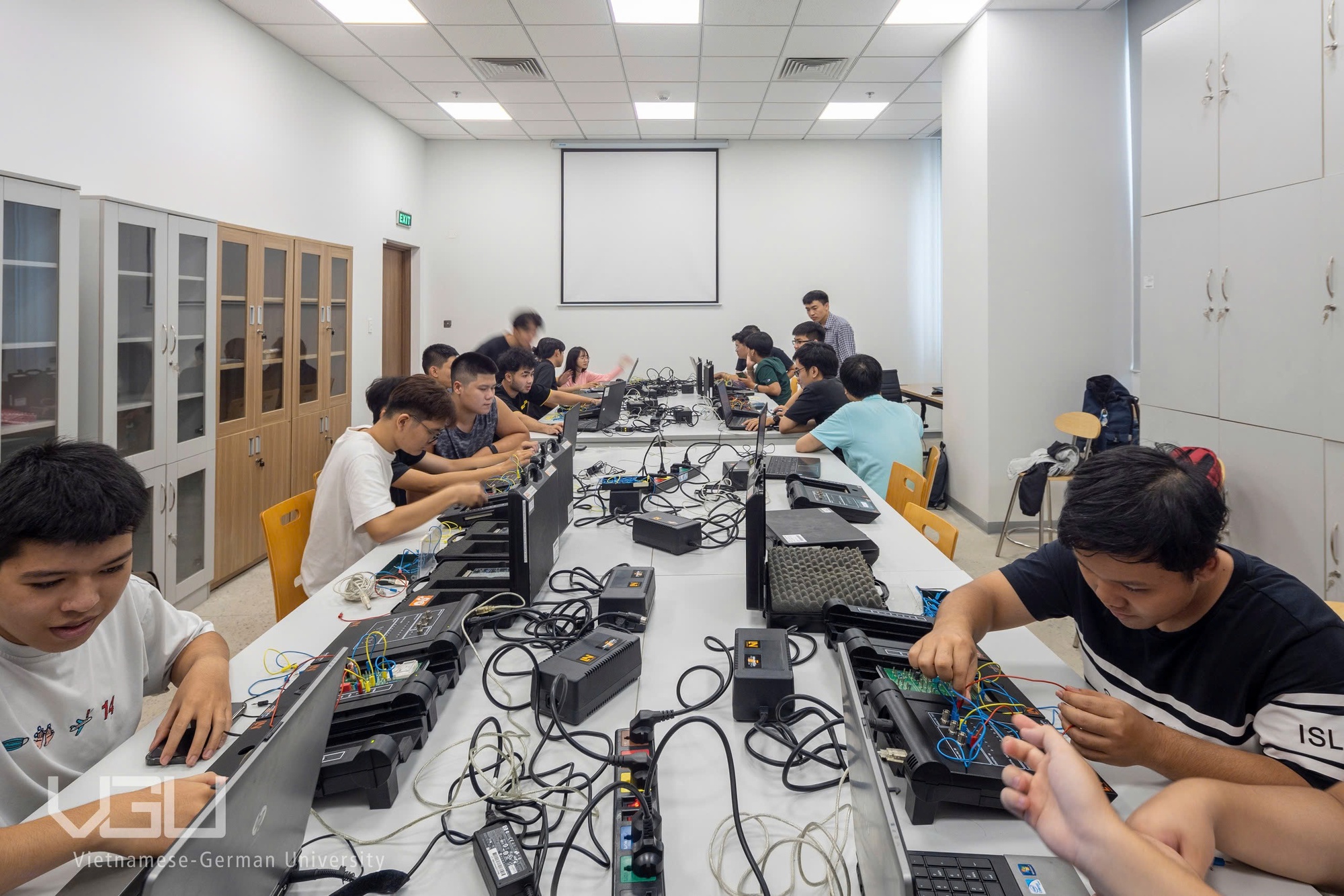 Nhiều trường đại học tăng học phí năm 2026: Tác động đến sinh viên và gia đình - Ảnh 1. Nhiều trường đại học tăng học phí năm 2026: Tác động đến sinh viên và gia đình - Ảnh 1.