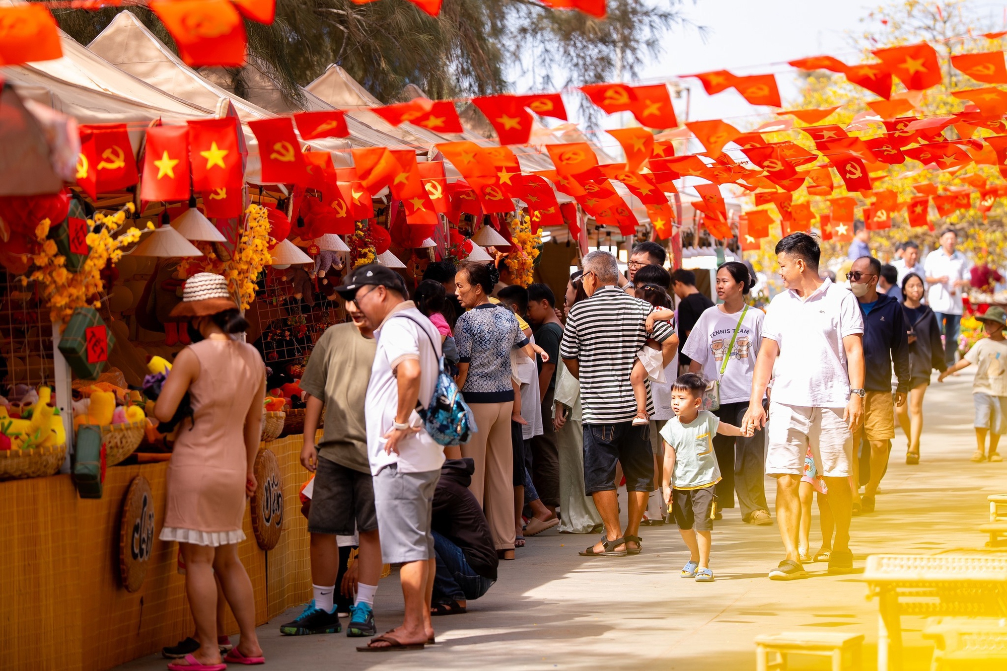 Đại đô thị 10 tỷ USD của tỷ phú Phạm Nhật Vượng dần lộ diện: Hàng nghìn xe chạy cả ngày lẫn đêm, nhà hát 5.000 chỗ bắt đầu xây dựng - Ảnh 11.