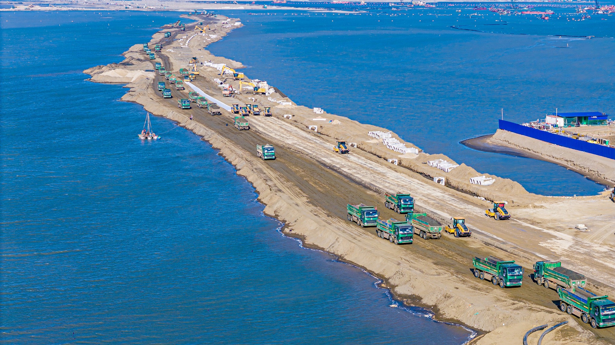 Đại đô thị 10 tỷ USD của tỷ phú Phạm Nhật Vượng dần lộ diện: Hàng nghìn xe chạy cả ngày lẫn đêm, nhà hát 5.000 chỗ bắt đầu xây dựng - Ảnh 8.