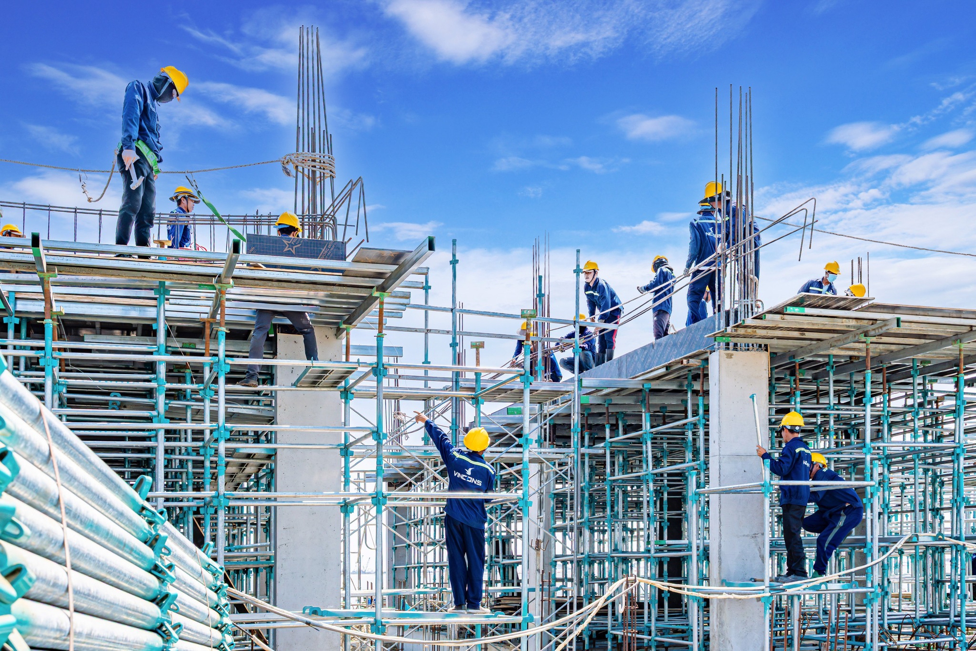 Đại đô thị 10 tỷ USD của tỷ phú Phạm Nhật Vượng dần lộ diện: Hàng nghìn xe chạy cả ngày lẫn đêm, nhà hát 5.000 chỗ bắt đầu xây dựng - Ảnh 9.