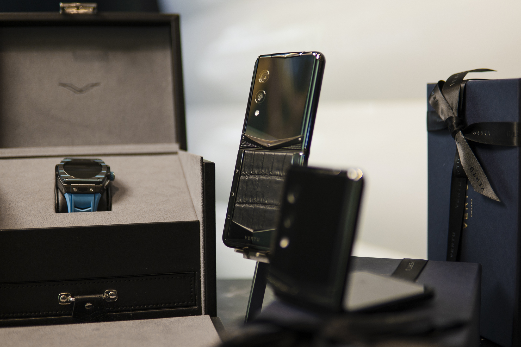 Nghịch lý smartphone cao cấp: Thứ 99% người dùng khao khát lại là thứ giới siêu giàu... ít quan tâm - Ảnh 1.