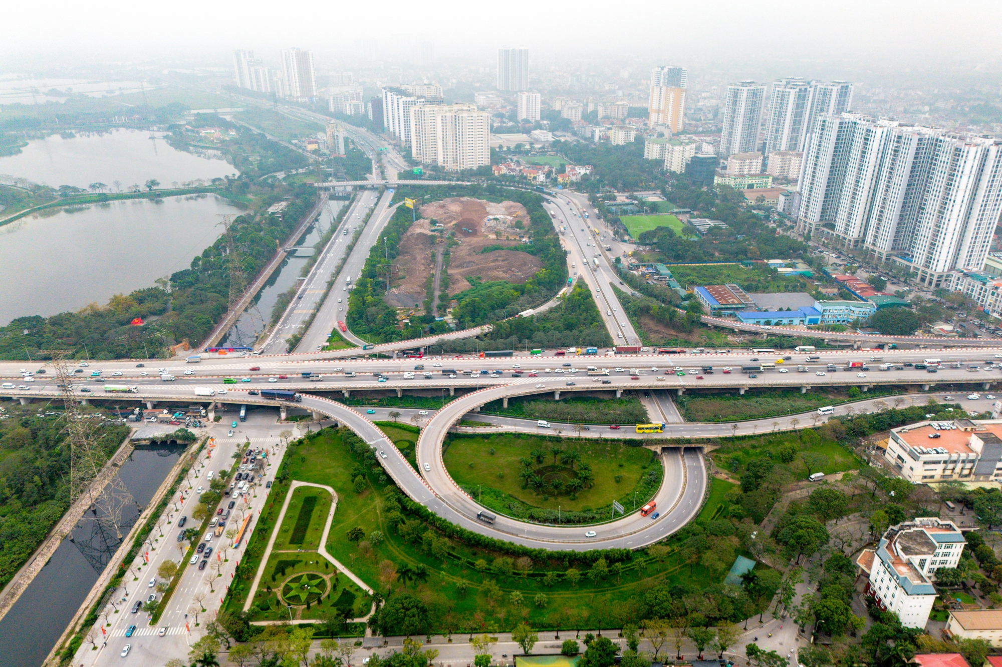 Toàn cảnh mạng lưới giao thông hàng trăm nghìn tỷ kết nối đại đô thị lớn nhất cả nước: Đường 90 m, cao tốc 12 làn xe, ga rộng nhất của tuyến đường sắt 67 tỷ USD - Ảnh 5.