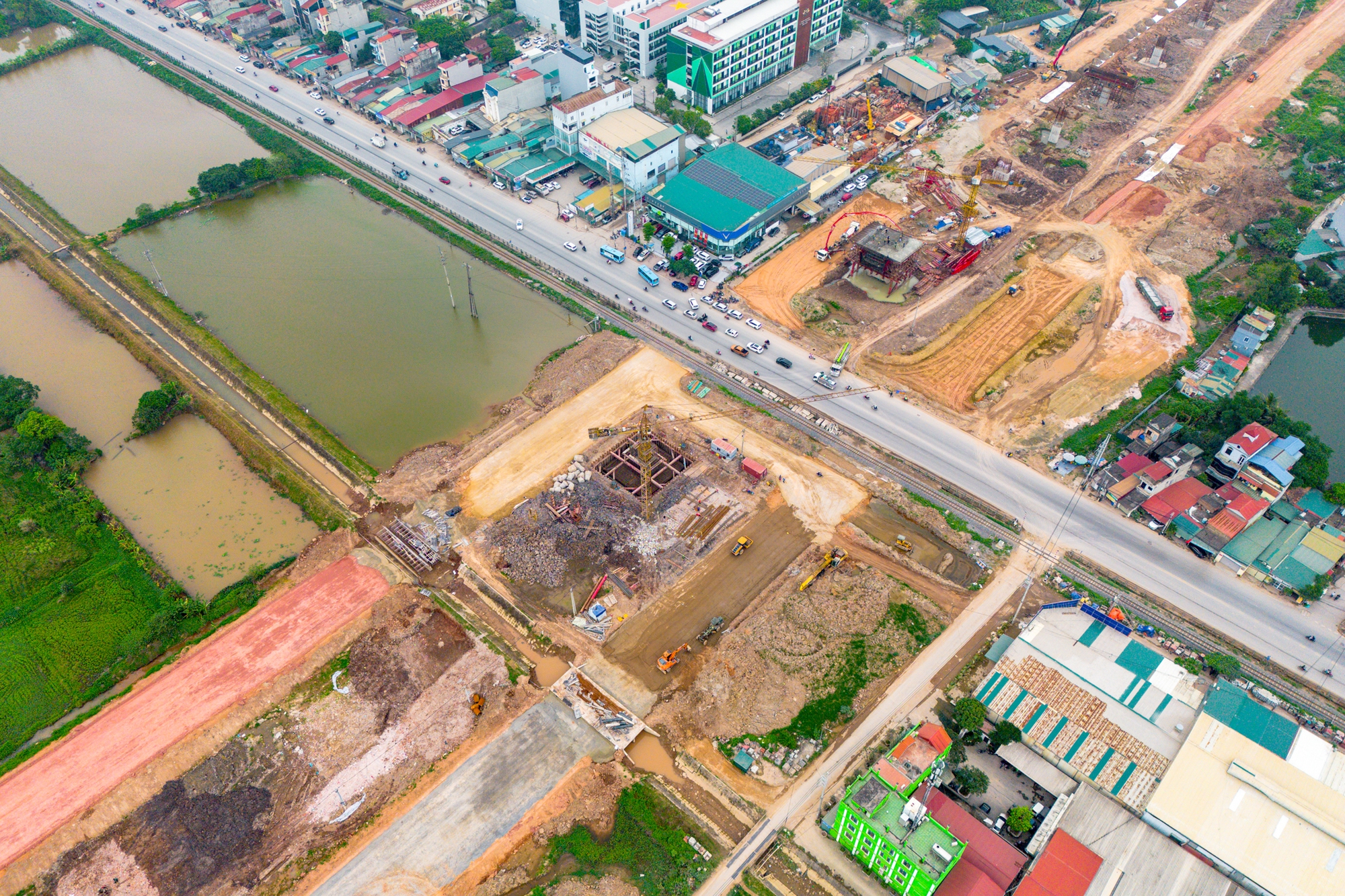 Toàn cảnh mạng lưới giao thông hàng trăm nghìn tỷ kết nối đại đô thị lớn nhất cả nước: Đường 90 m, cao tốc 12 làn xe, ga rộng nhất của tuyến đường sắt 67 tỷ USD - Ảnh 8.