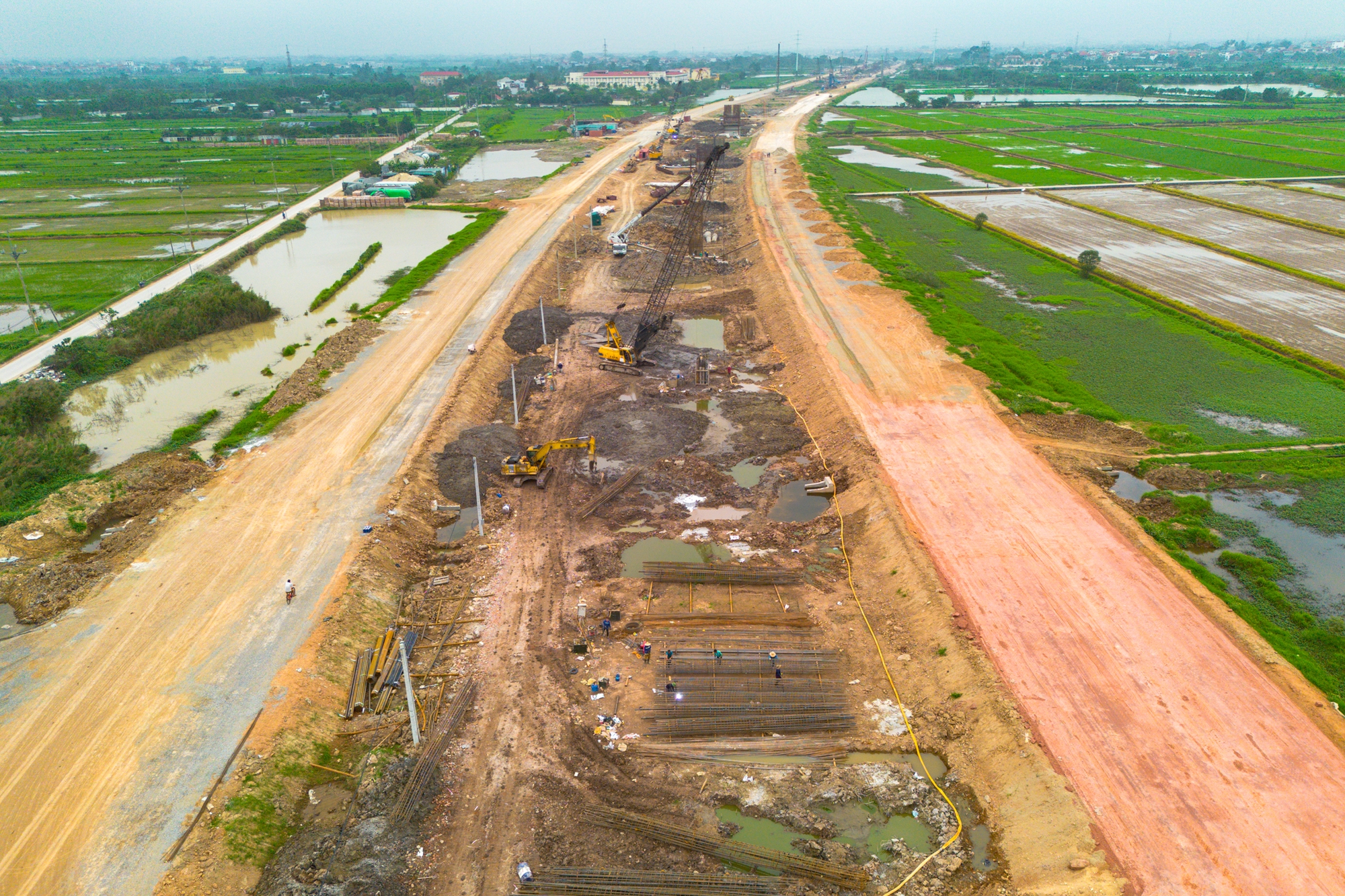 Toàn cảnh mạng lưới giao thông hàng trăm nghìn tỷ kết nối đại đô thị lớn nhất cả nước: Đường 90 m, cao tốc 12 làn xe, ga rộng nhất của tuyến đường sắt 67 tỷ USD - Ảnh 9.