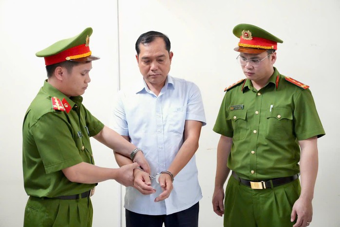 Hình ảnh khám xét, bắt giữ nguyên Phó Chủ tịch thành phố liên quan nhóm “xã hội đen” - Ảnh 2.