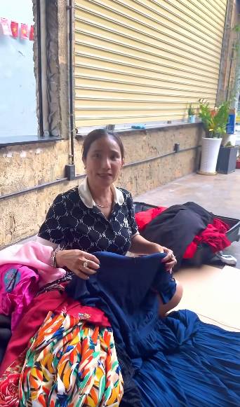 Mẹ đơn thân là NSƯT miền Nam đóng cửa quán cafe, bán đồ cũ: “Người ta chửi tôi quá trời luôn” - Ảnh 2.