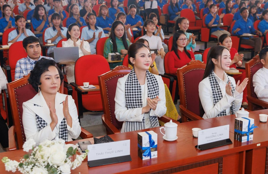 Hành trình Từ Trái Tim: Sách quý gieo tri thức, đánh thức khát vọng của người trẻ Lai Châu - Ảnh 4.