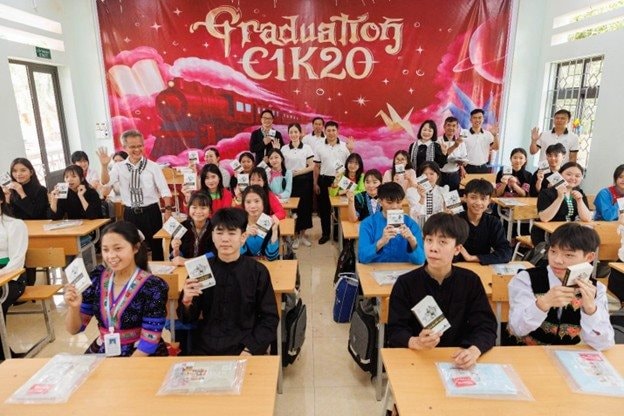 Hành trình Từ Trái Tim: Sách quý gieo tri thức, đánh thức khát vọng của người trẻ Lai Châu - Ảnh 11.
