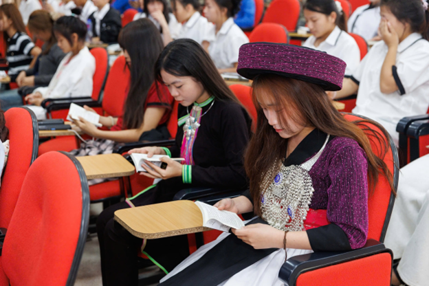 Hành trình Từ Trái Tim: Sách quý gieo tri thức, đánh thức khát vọng của người trẻ Lai Châu - Ảnh 6.