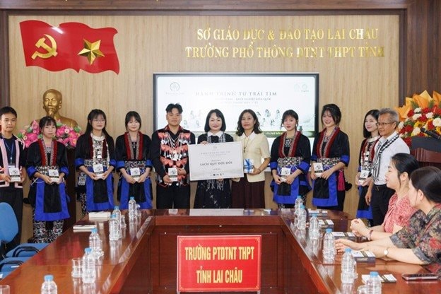 Hành trình Từ Trái Tim: Sách quý gieo tri thức, đánh thức khát vọng của người trẻ Lai Châu - Ảnh 7.