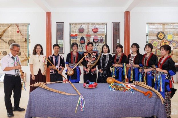 Hành trình Từ Trái Tim: Sách quý gieo tri thức, đánh thức khát vọng của người trẻ Lai Châu - Ảnh 8.