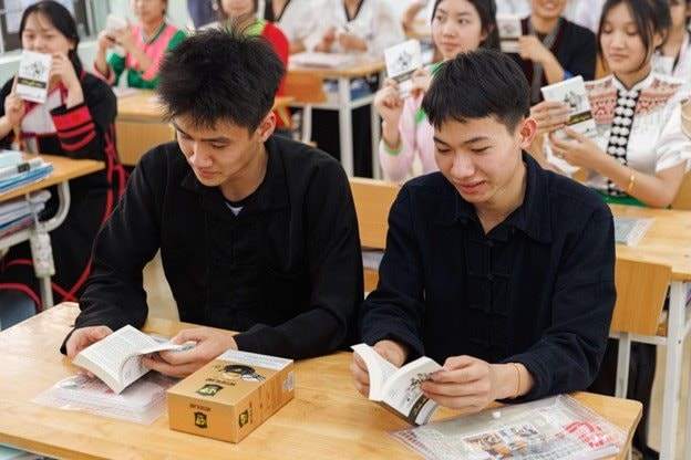 Hành trình Từ Trái Tim: Sách quý gieo tri thức, đánh thức khát vọng của người trẻ Lai Châu - Ảnh 9.