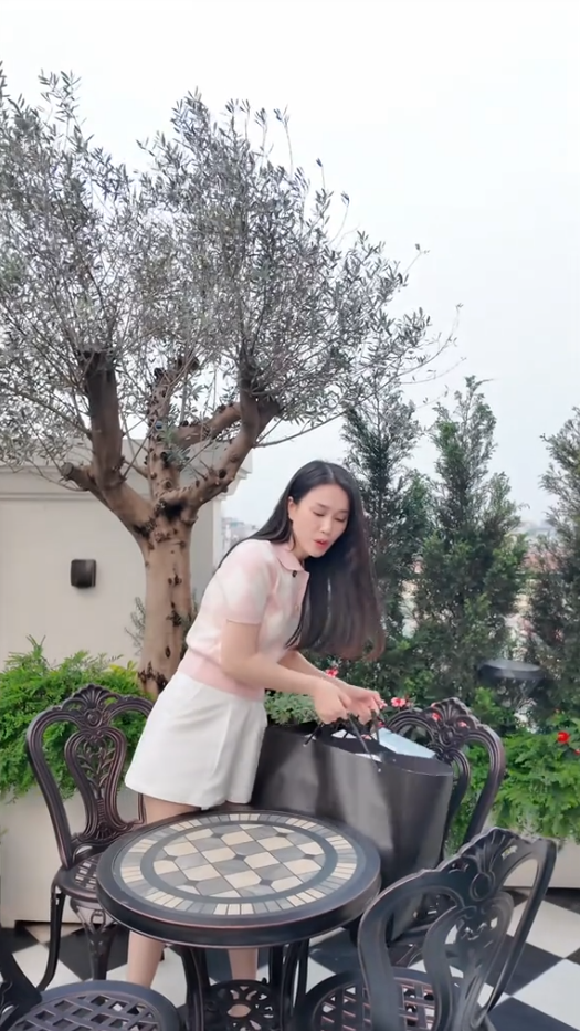 MC xinh nhất VTV ở biệt thự 9 tầng: Không khoe mà vẫn lộ gu giàu có qua một chi tiết nhỏ - Ảnh 1.