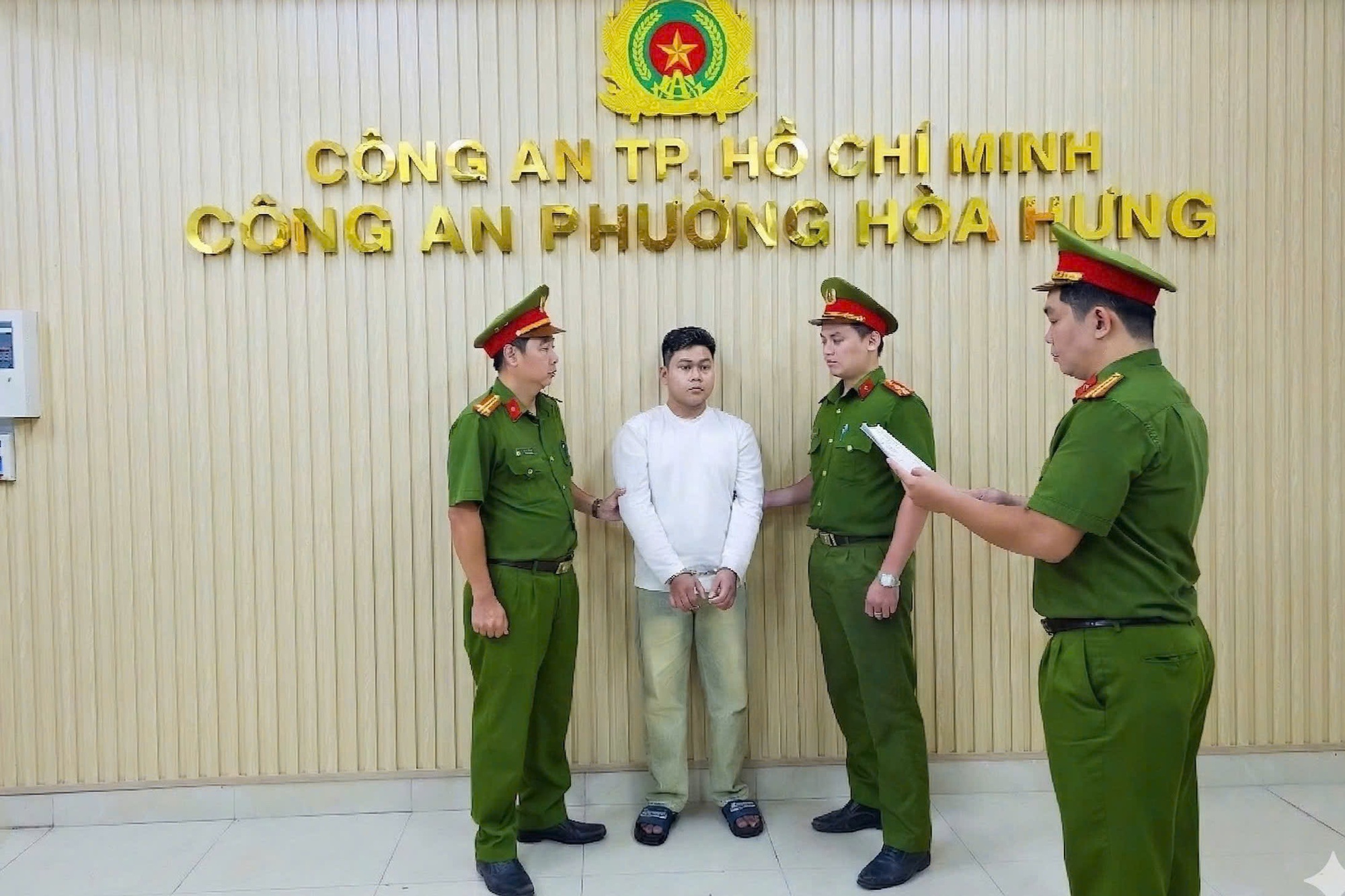 Công an TPHCM bắt tên cướp tiệm cầm đồ - Ảnh 1.