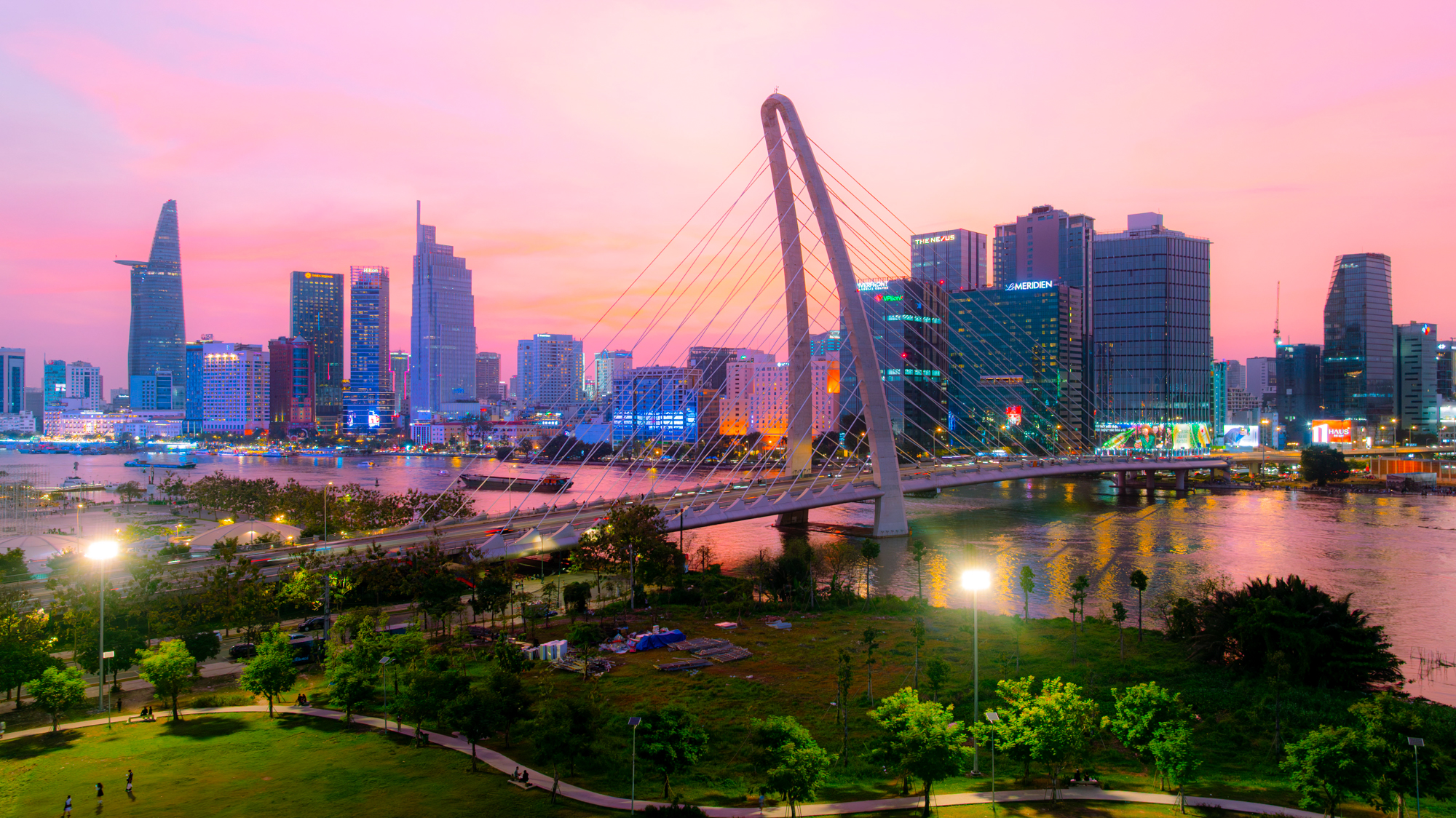 Hạ tầng ven sông Sài Gòn: 50 năm lột xác từ bãi sình lầy thành mặt tiền hiện đại nhất khu vực - Ảnh 2.