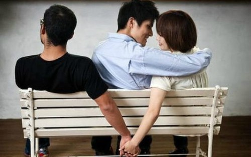 Giá vàng hôm nay (12/4): Vàng miếng SJC, nhẫn đồng loạt giảm, thế giới tăng tuần thứ ba liên tiếp- Ảnh 1.