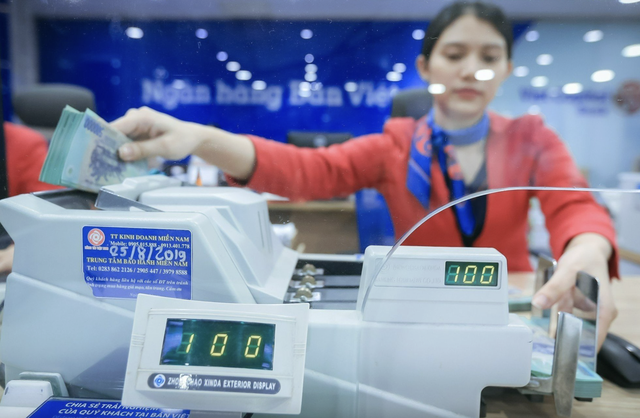 17 ngân hàng thông báo giảm lãi suất huy động sau cuộc họp với Thống đốc Phạm Đức Ấn - Ảnh 1.