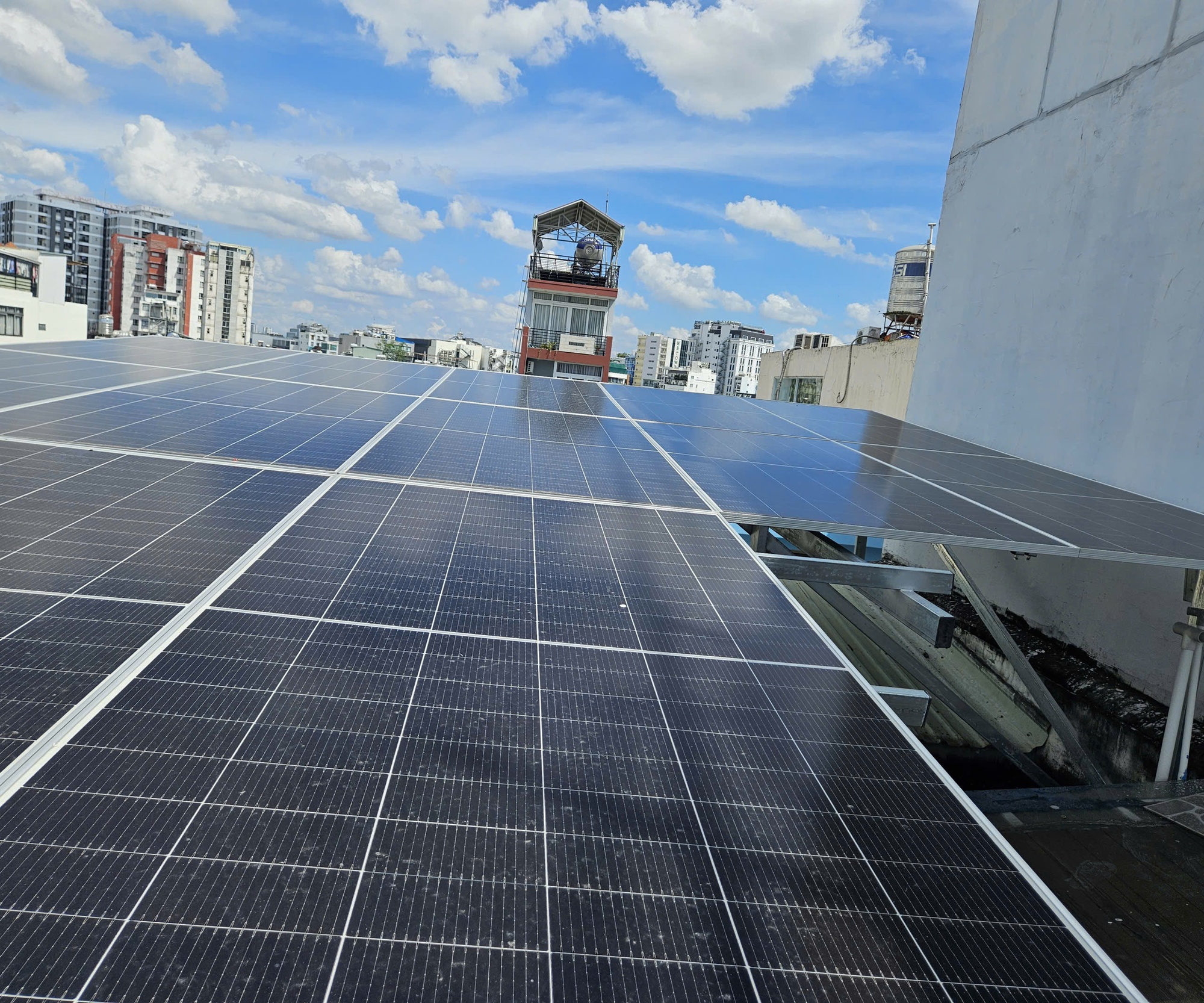 Lắp điện mặt trời ở chung cư: Giải pháp tiết kiệm tiền điện Hiệu quả năm 2026 - Ảnh 1. Lắp điện mặt trời ở chung cư: Giải pháp tiết kiệm tiền điện Hiệu quả năm 2026 - Ảnh 1.